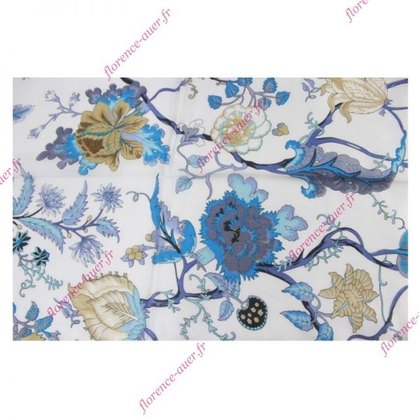 Étole en soie blanche grandes fleurs bleues de tapisserie paréo