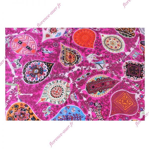 Grand carré de soie fuchsia motifs indiens fleurs animaux totems