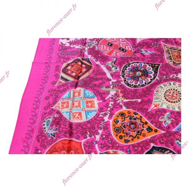 Grand carré de soie fuchsia motifs indiens fleurs animaux totems