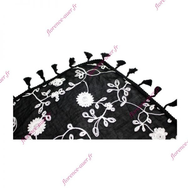 Grand foulard noir brodé fleurs blanches pompons
