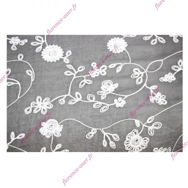 Grand foulard gris broderie fleurie blanche galon pompons