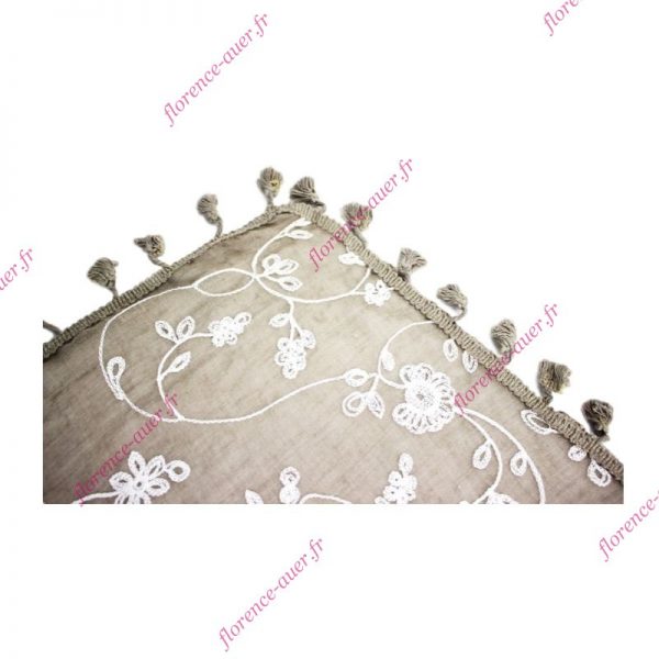 Grand foulard taupe brodé fleurs blanches pompons
