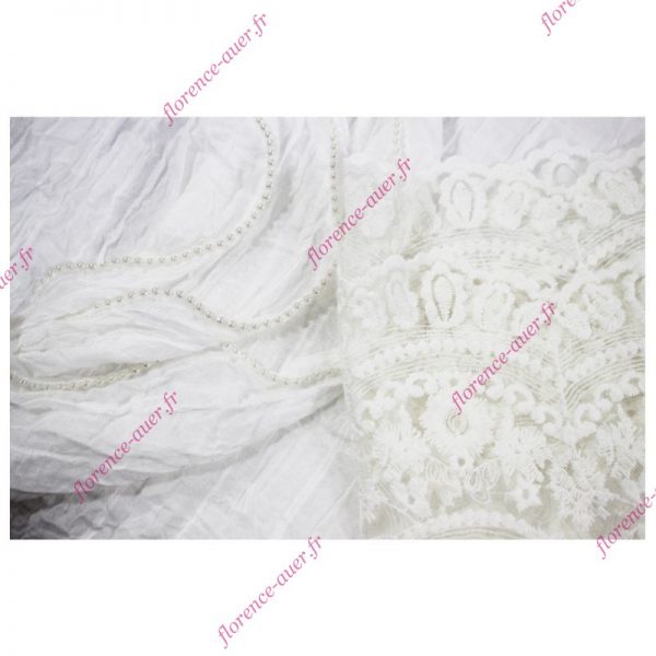Grand foulard romantique étole ivoire galon perles blanches nacrées large bande de dentelle fleurie