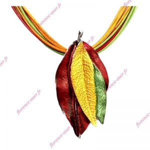 Collier court pendentif fines feuilles rouge-bordeaux ocre-jaune vert-olive orange métal argenté cordons