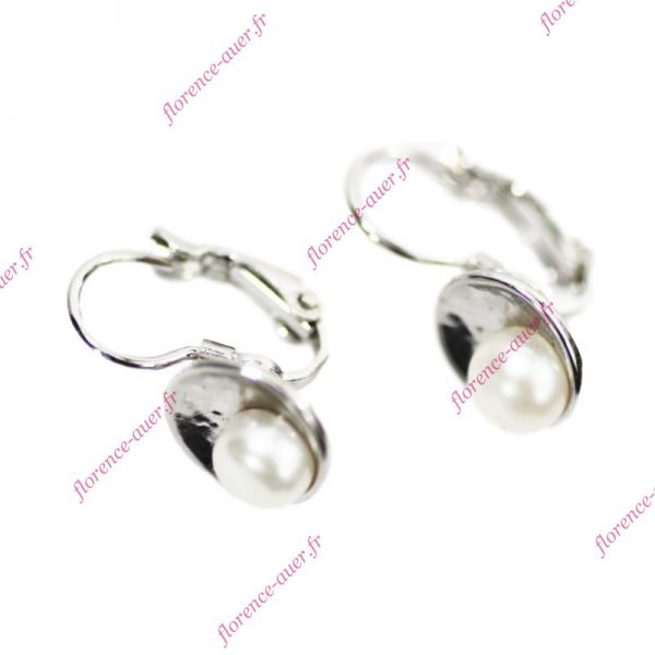 Boucles d'oreilles style dormeuses petites perles blanches nacrées fantaisie métal argenté
