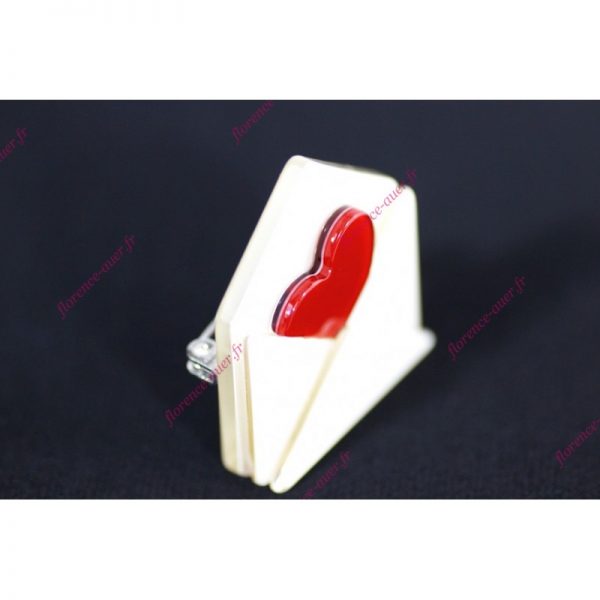 Broche enveloppe blanche cœur rouge plexiglas