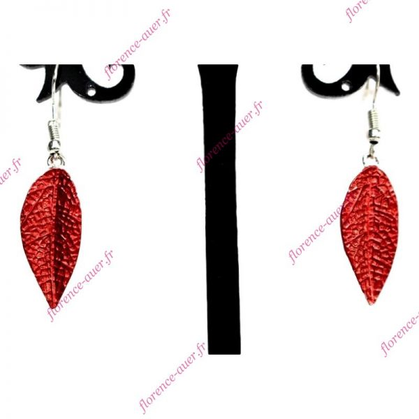 Boucles d'oreilles fines feuilles rouge-bordeaux métal argenté