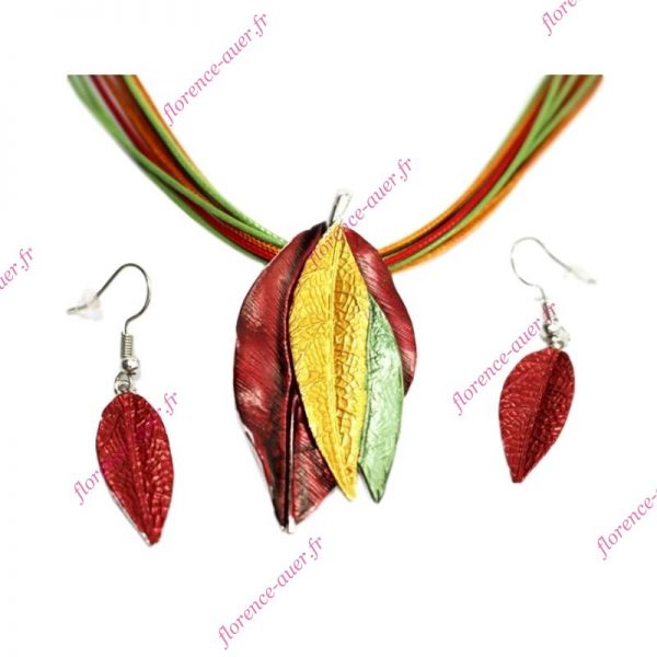 Boucles d'oreilles fines feuilles rouge-bordeaux métal argenté