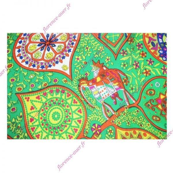 Étole soie fond vert fleurs animaux motifs indiens paradisiaques multicolores