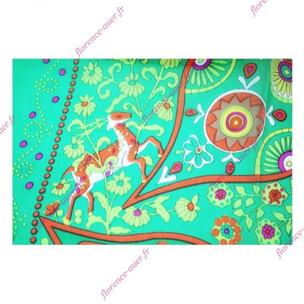 Étole soie fond vert fleurs animaux motifs indiens paradisiaques multicolores