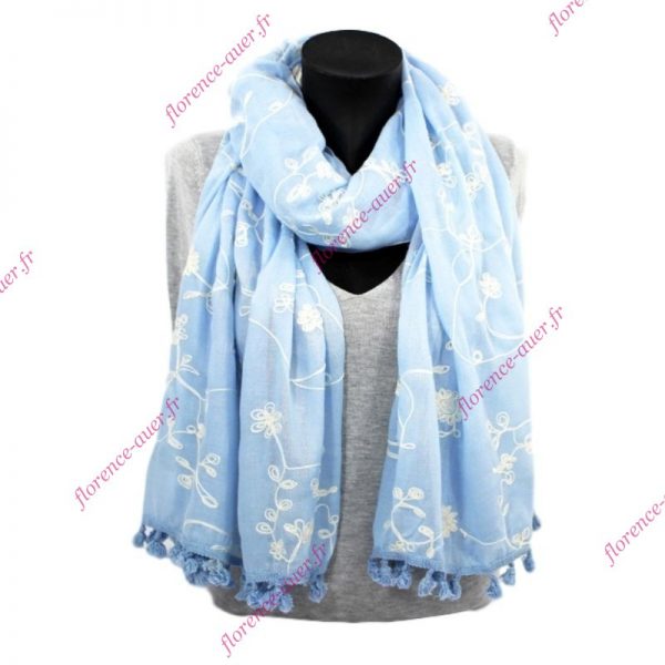 Grand foulard bleu clair broderie blanche fleurie finition pompons