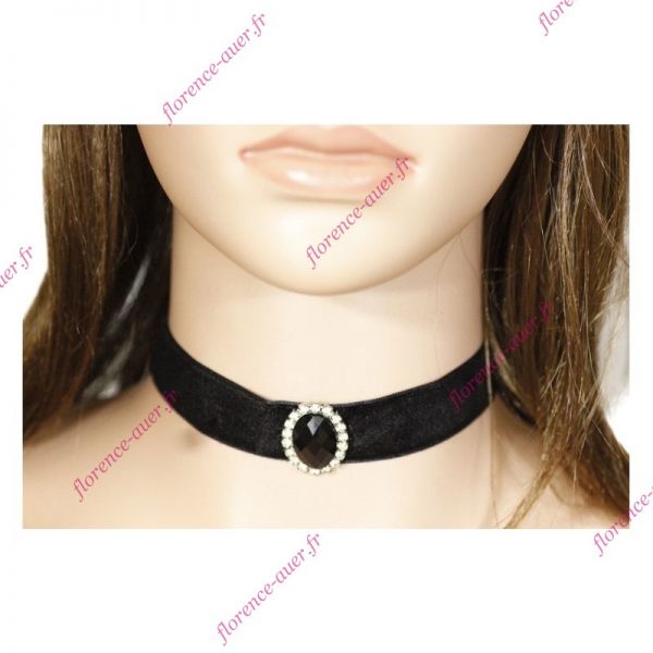 Collier ruban velours noir médaillon noir serti strass style ''collier de chien''