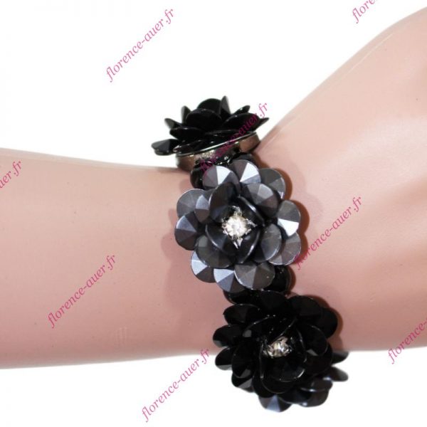 Bracelet élastique fleurs stylisées noires et grises perles fantaisies métal strass blanc