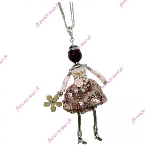 Grand collier poupée tenue de soirée doré rose paillettes fleurs métal argenté