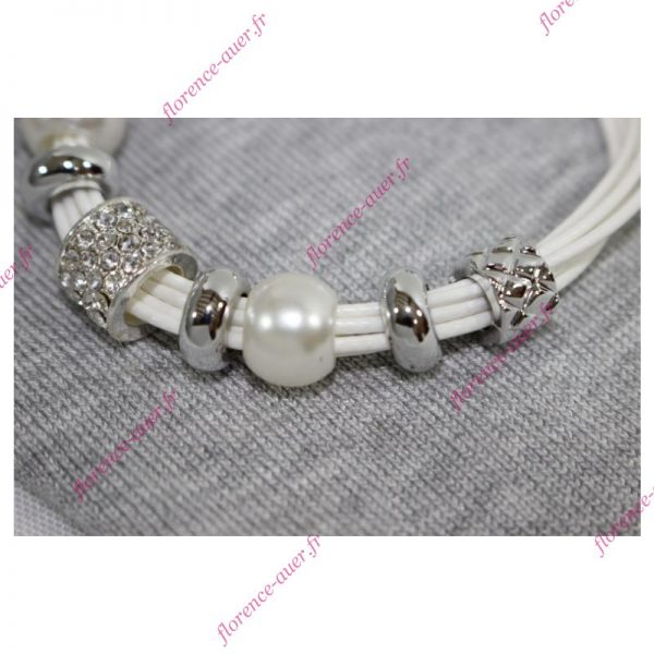 Bracelet blanc perles nacrées anneaux argentés strass cordons fermoir aimanté
