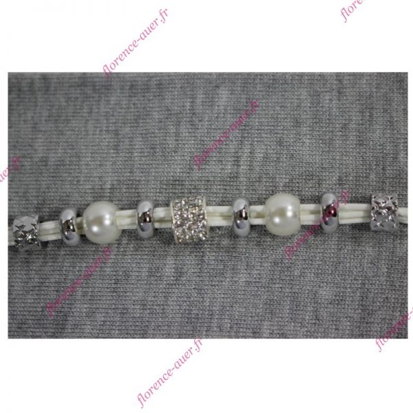 Bracelet blanc perles nacrées anneaux argentés strass cordons fermoir aimanté